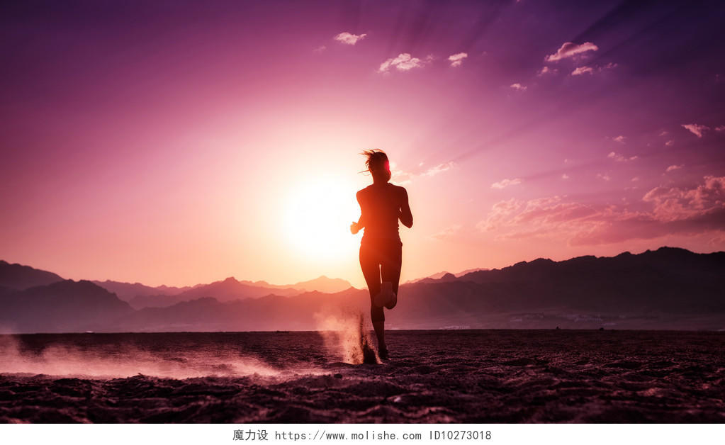 夕阳落日跑步的女人公园野外草原草地草坪励志奋斗运动健身户外跑步